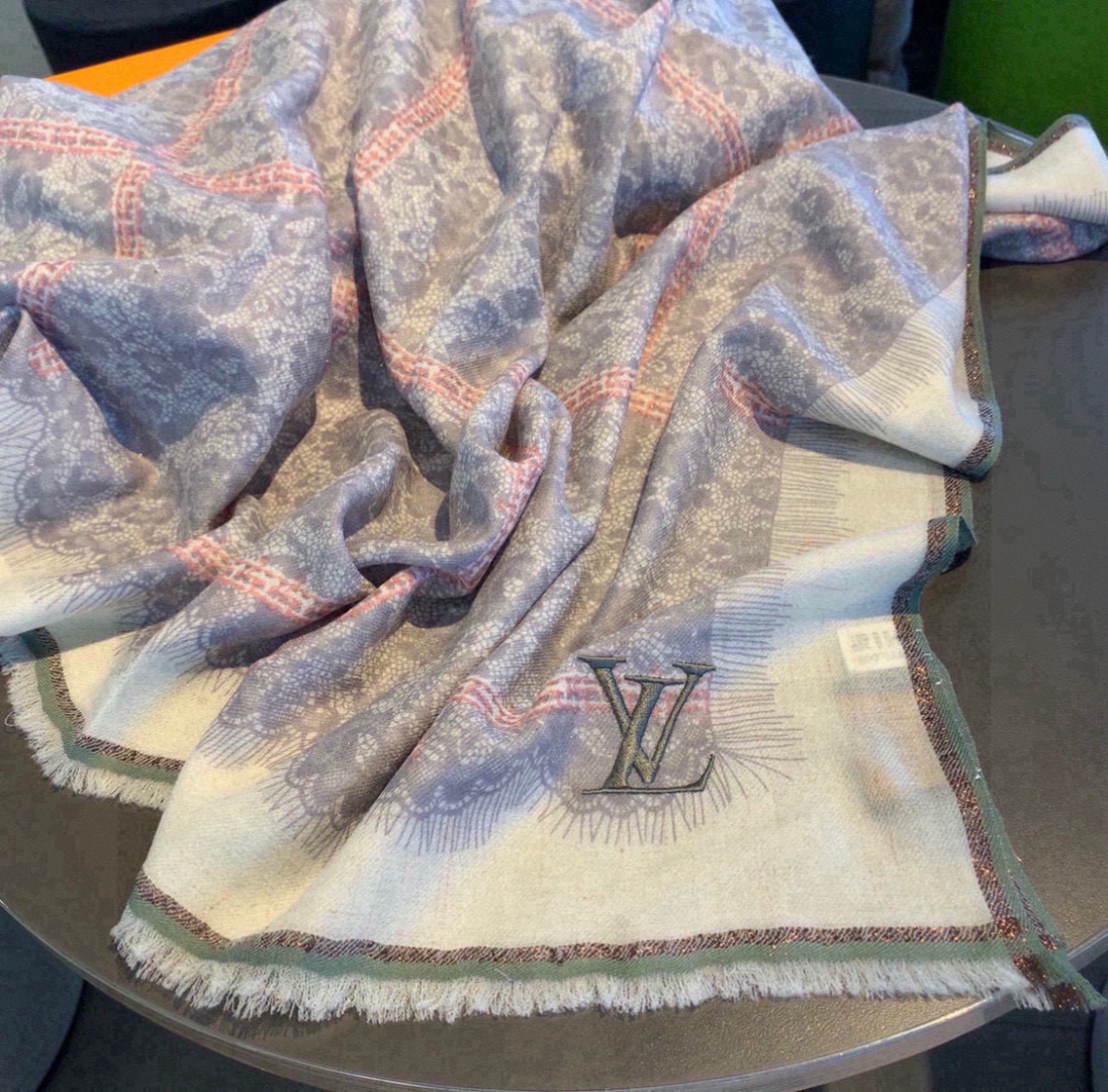 这款当之无愧的新款爆款，LV单品，四边金属框打造极致奢华的大牌风，纯色配以两大创造师的经典logo，低调