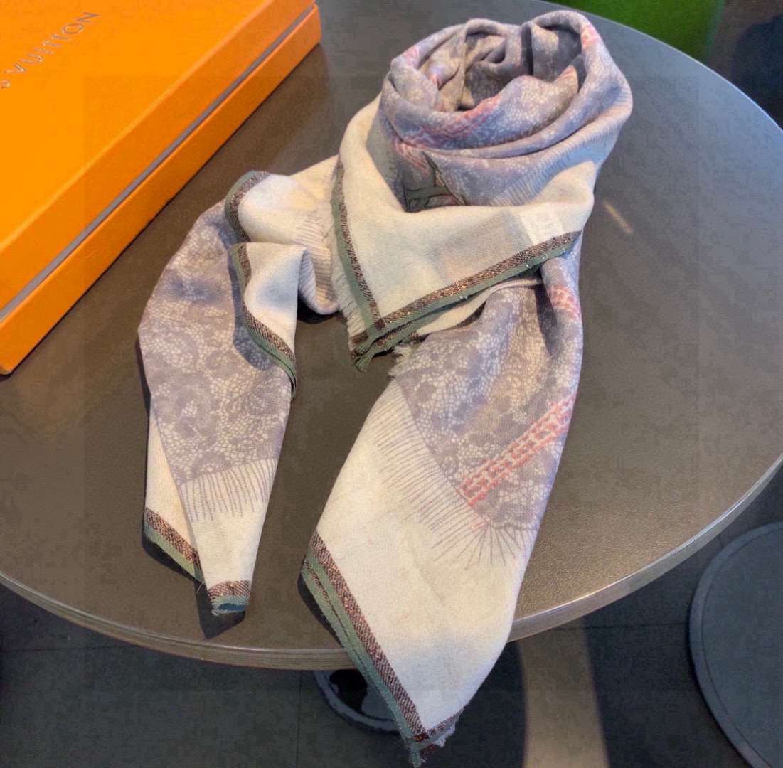 这款当之无愧的新款爆款，LV单品，四边金属框打造极致奢华的大牌风，纯色配以两大创造师的经典logo，低调