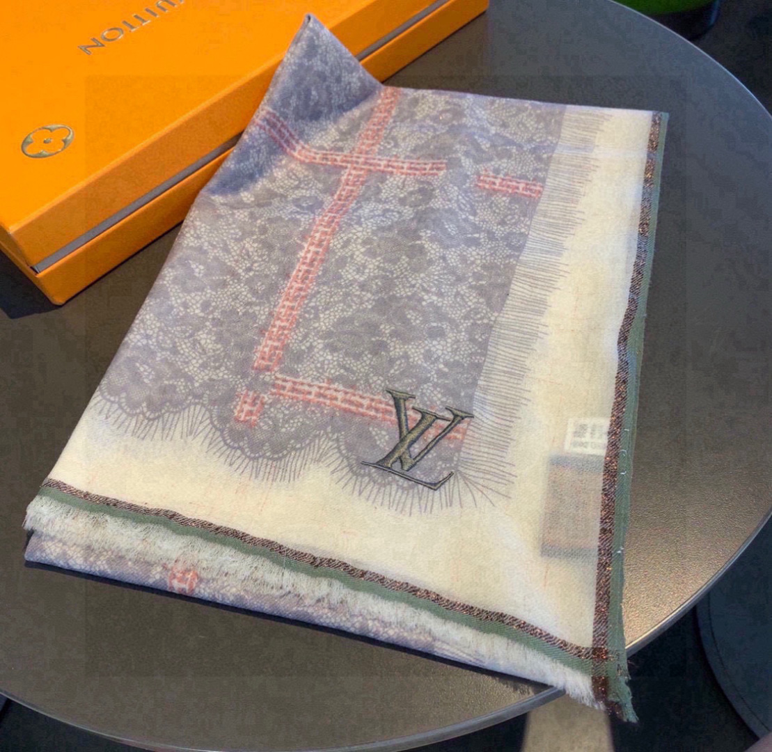 这款当之无愧的新款爆款，LV单品，四边金属框打造极致奢华的大牌风，纯色配以两大创造师的经典logo，低调