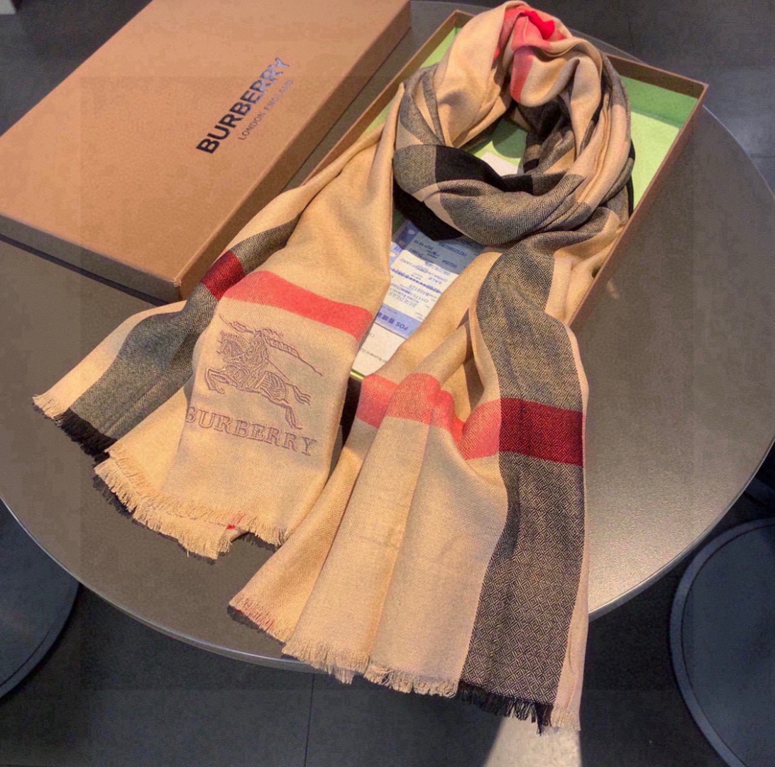 巴宝莉✨✨永远的时髦‼️Burberry经典格薄款钻石纹丝绒围巾~难得的经典格，这样的格子真的每年看都觉