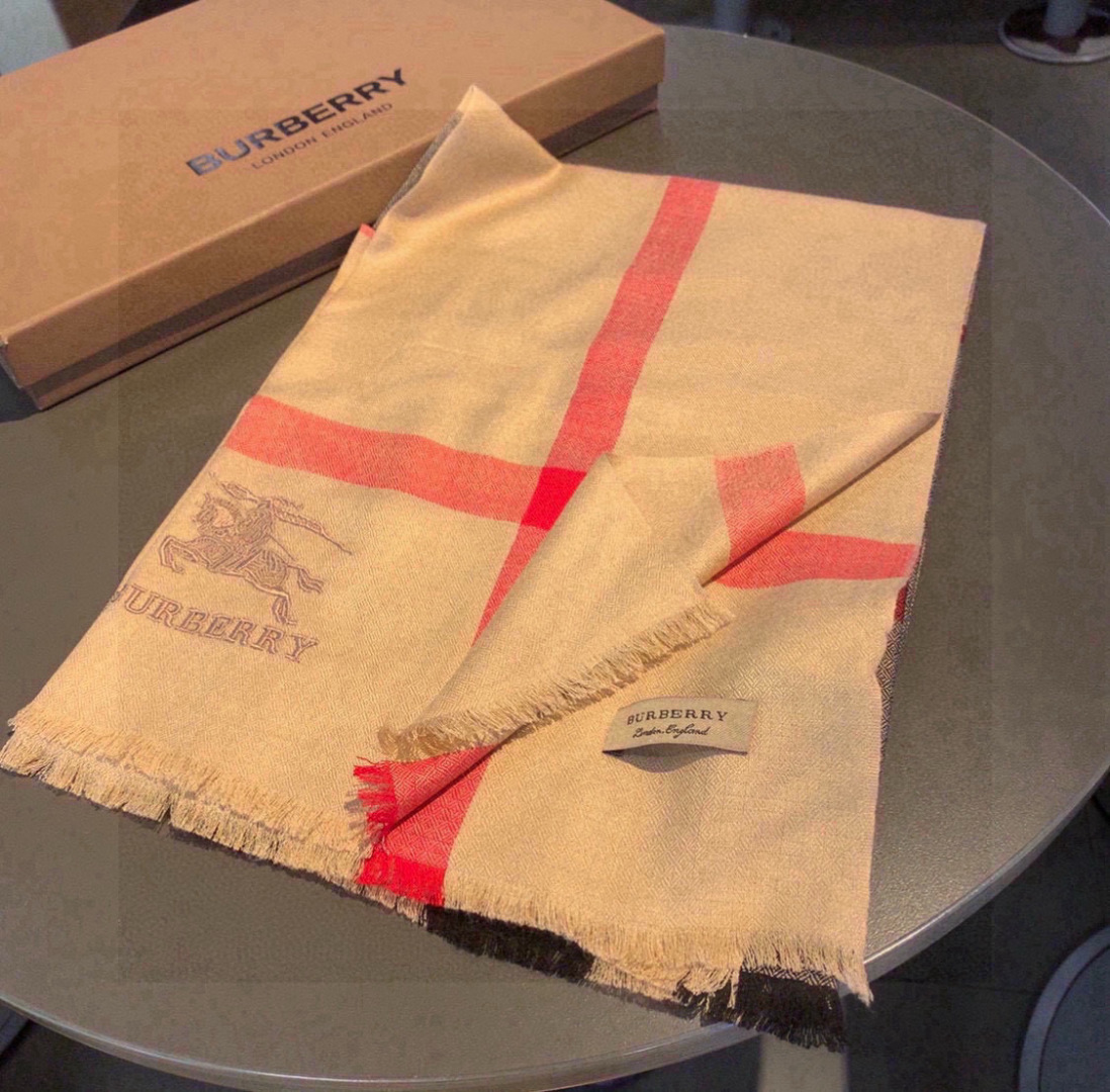巴宝莉✨✨永远的时髦‼️Burberry经典格薄款钻石纹丝绒围巾~难得的经典格，这样的格子真的每年看都觉