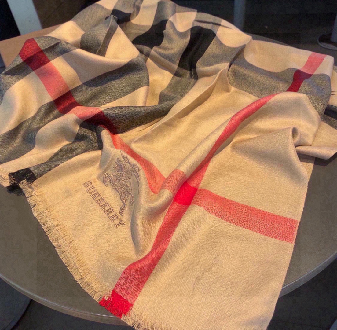 巴宝莉✨✨永远的时髦‼️Burberry经典格薄款钻石纹丝绒围巾~难得的经典格，这样的格子真的每年看都觉