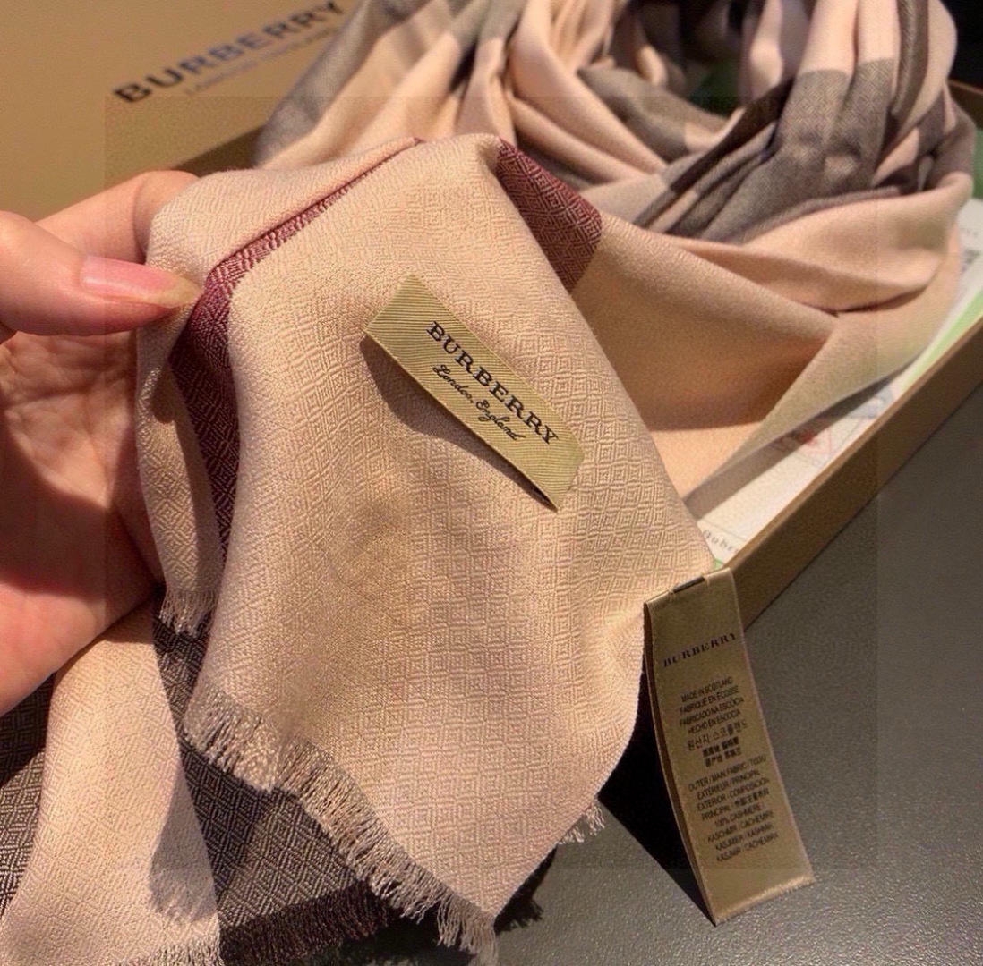 巴宝莉✨✨永远的时髦‼️Burberry经典格薄款钻石纹丝绒围巾~难得的经典格，这样的格子真的每年看都觉