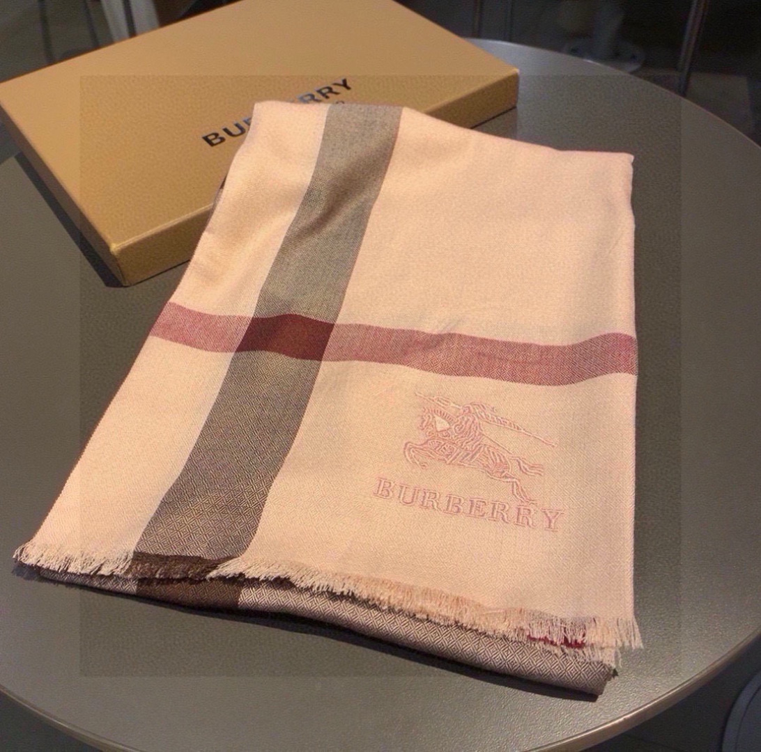 巴宝莉✨✨永远的时髦‼️Burberry经典格薄款钻石纹丝绒围巾~难得的经典格，这样的格子真的每年看都觉