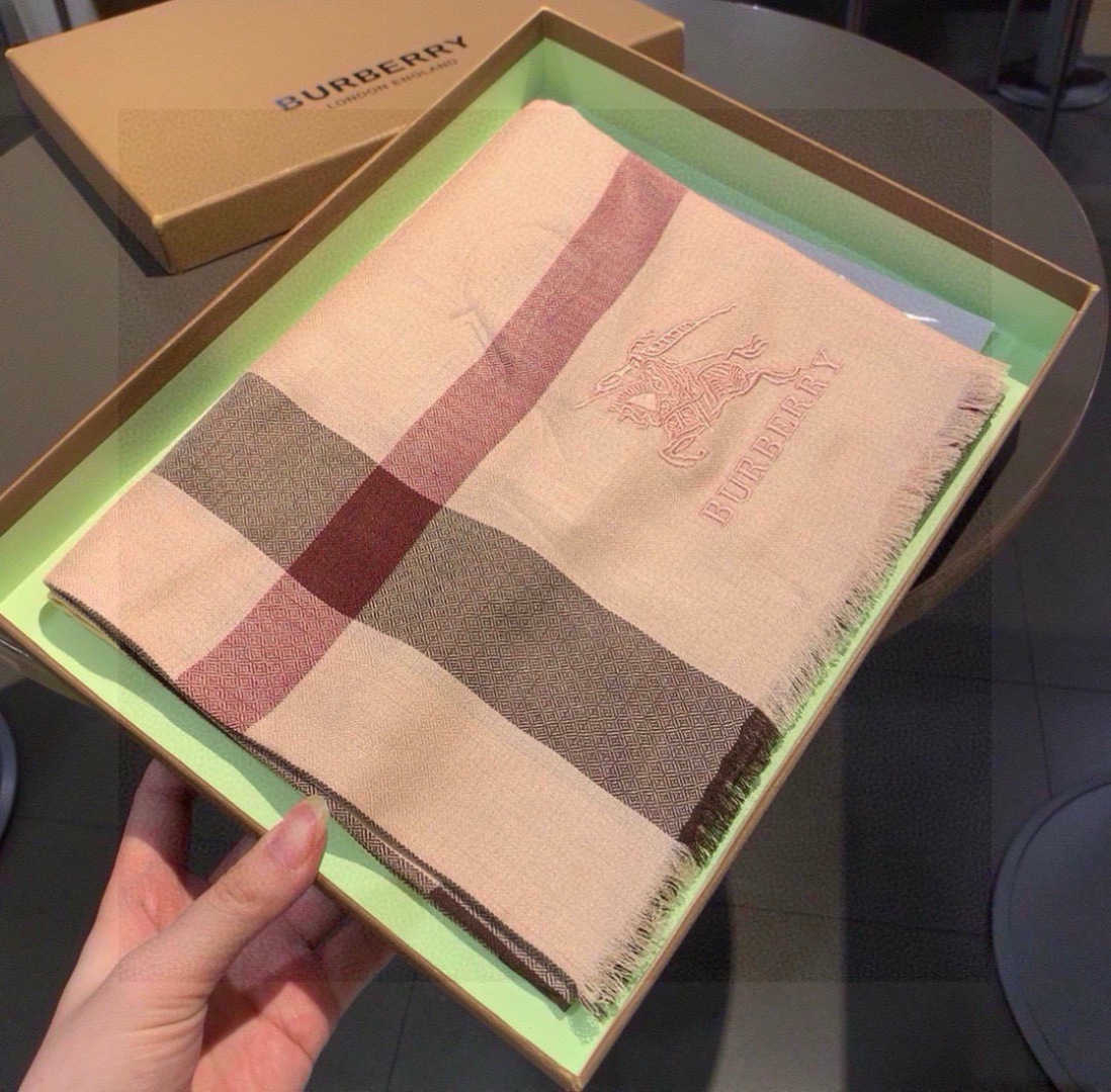 巴宝莉✨✨永远的时髦‼️Burberry经典格薄款钻石纹丝绒围巾~难得的经典格，这样的格子真的每年看都觉
