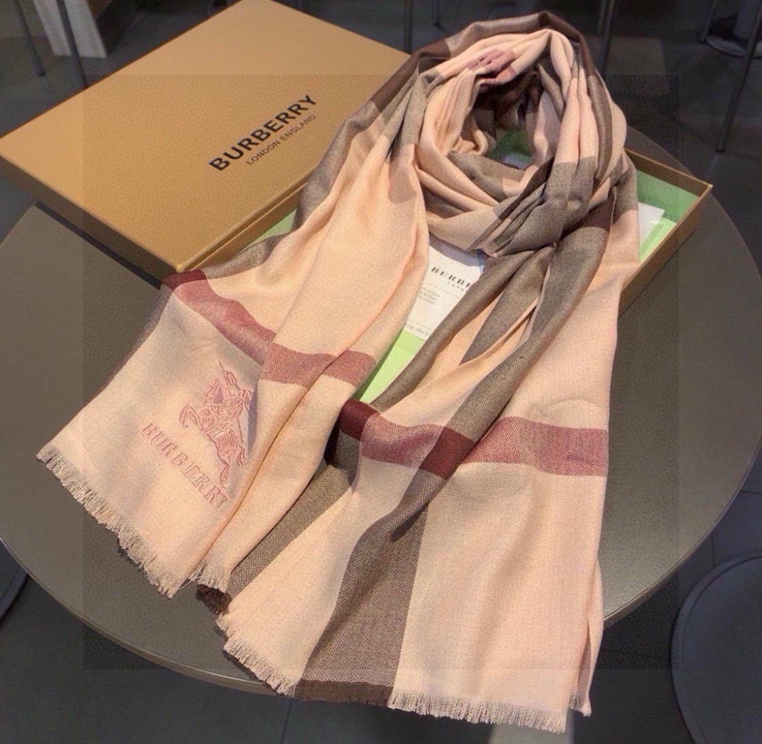 巴宝莉✨✨永远的时髦‼️Burberry经典格薄款钻石纹丝绒围巾~难得的经典格，这样的格子真的每年看都觉
