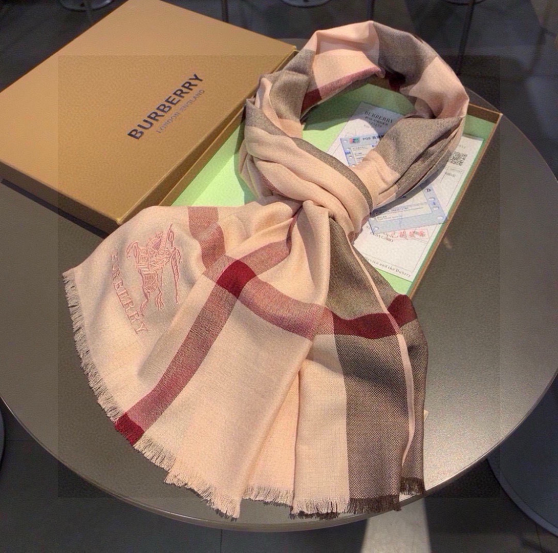 巴宝莉✨✨永远的时髦‼️Burberry经典格薄款钻石纹丝绒围巾~难得的经典格，这样的格子真的每年看都觉