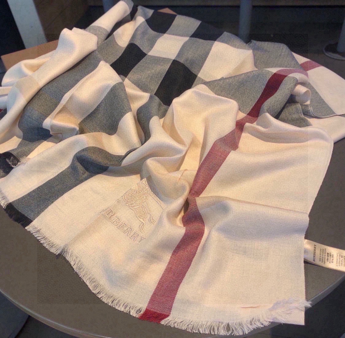 巴宝莉✨✨永远的时髦‼️Burberry经典格薄款钻石纹丝绒围巾~难得的经典格，这样的格子真的每年看都觉