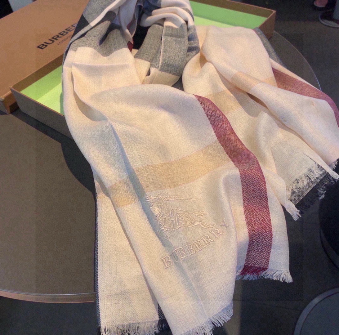 巴宝莉✨✨永远的时髦‼️Burberry经典格薄款钻石纹丝绒围巾~难得的经典格，这样的格子真的每年看都觉