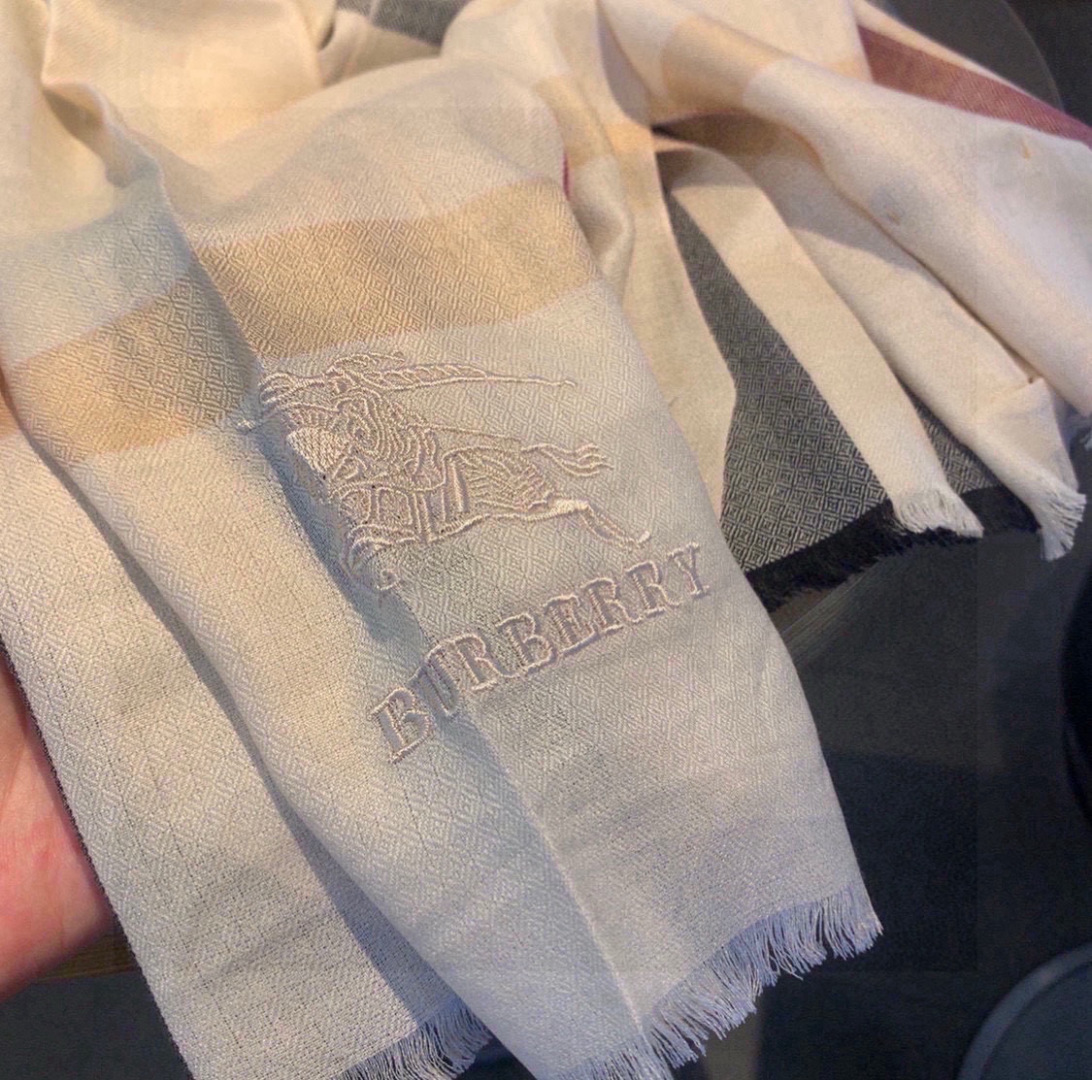 巴宝莉✨✨永远的时髦‼️Burberry经典格薄款钻石纹丝绒围巾~难得的经典格，这样的格子真的每年看都觉