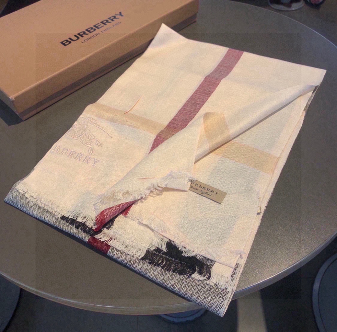 巴宝莉✨✨永远的时髦‼️Burberry经典格薄款钻石纹丝绒围巾~难得的经典格，这样的格子真的每年看都觉