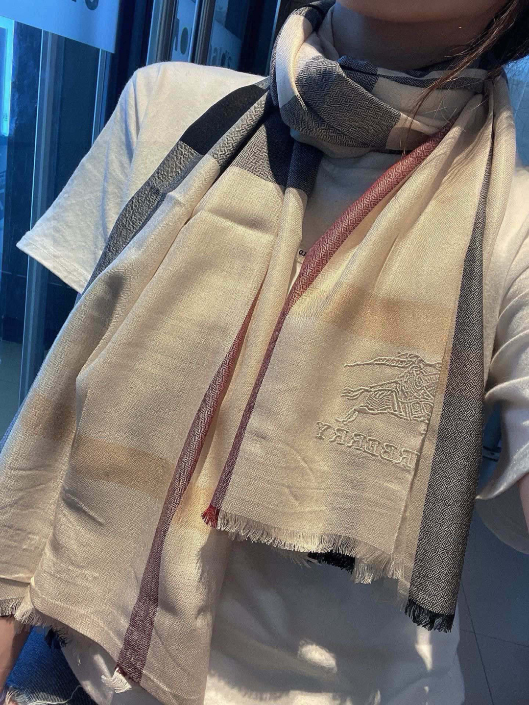 巴宝莉✨✨永远的时髦‼️Burberry经典格薄款钻石纹丝绒围巾~难得的经典格，这样的格子真的每年看都觉