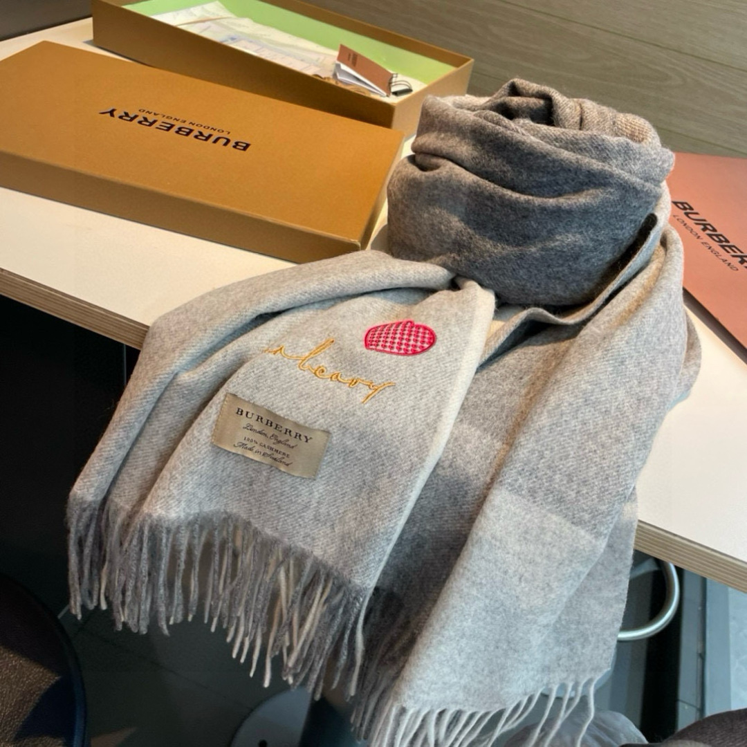 bur专柜爱心💗围巾披肩重磅来了 bur原单殿堂级皇室最新款‼️专柜在售16000+ 人手必备的bur单