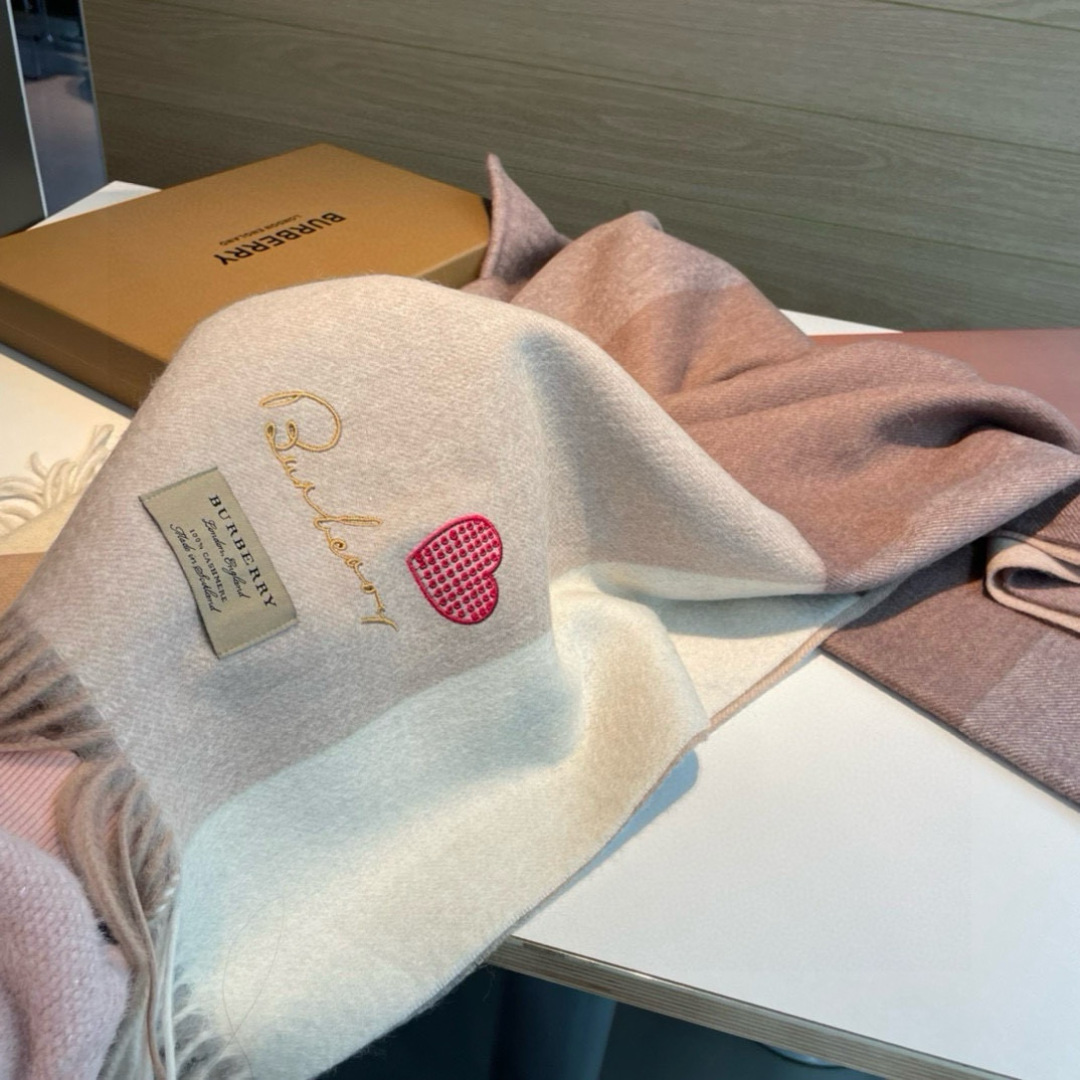 bur专柜爱心💗围巾披肩重磅来了 bur原单殿堂级皇室最新款‼️专柜在售16000+ 人手必备的bur单