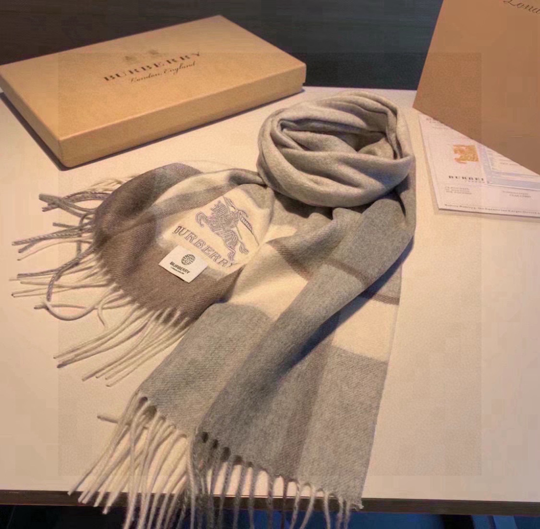 百分百山羊绒 🆕【▪️ 惊艳！披着围着都美的~让人过目不忘！！】巴宝莉这款出来的效果真的，一秒美晕！！太