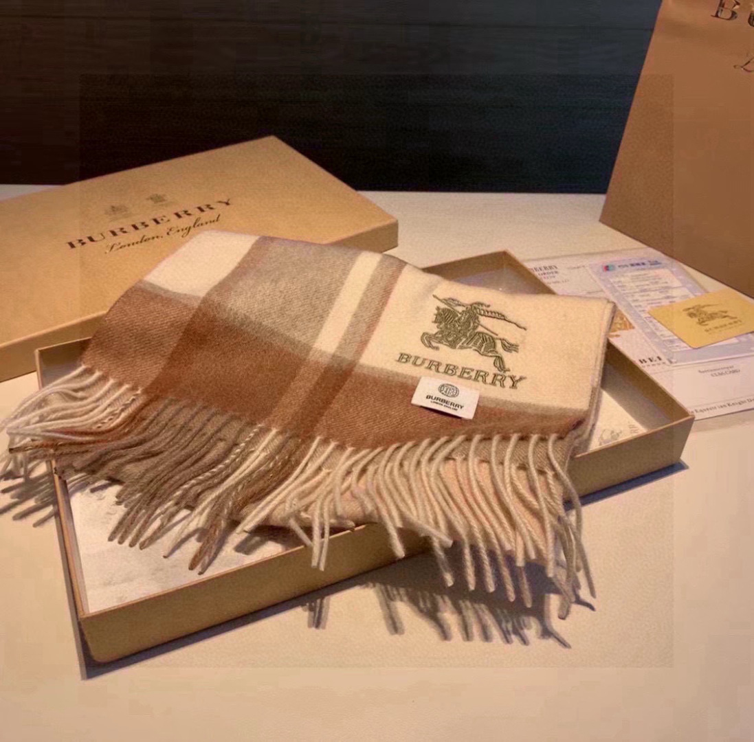 百分百山羊绒 🆕【▪️ 惊艳！披着围着都美的~让人过目不忘！！】巴宝莉这款出来的效果真的，一秒美晕！！太