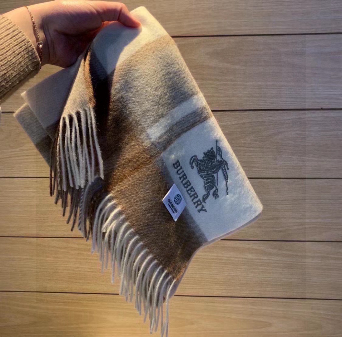 百分百山羊绒 🆕【▪️ 惊艳！披着围着都美的~让人过目不忘！！】巴宝莉这款出来的效果真的，一秒美晕！！太