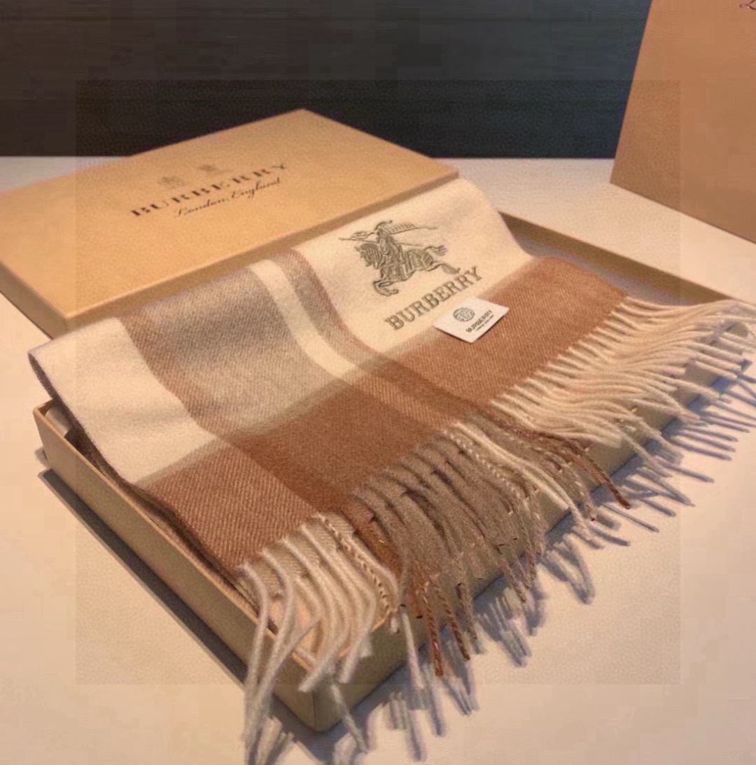 百分百山羊绒 🆕【▪️ 惊艳！披着围着都美的~让人过目不忘！！】巴宝莉这款出来的效果真的，一秒美晕！！太