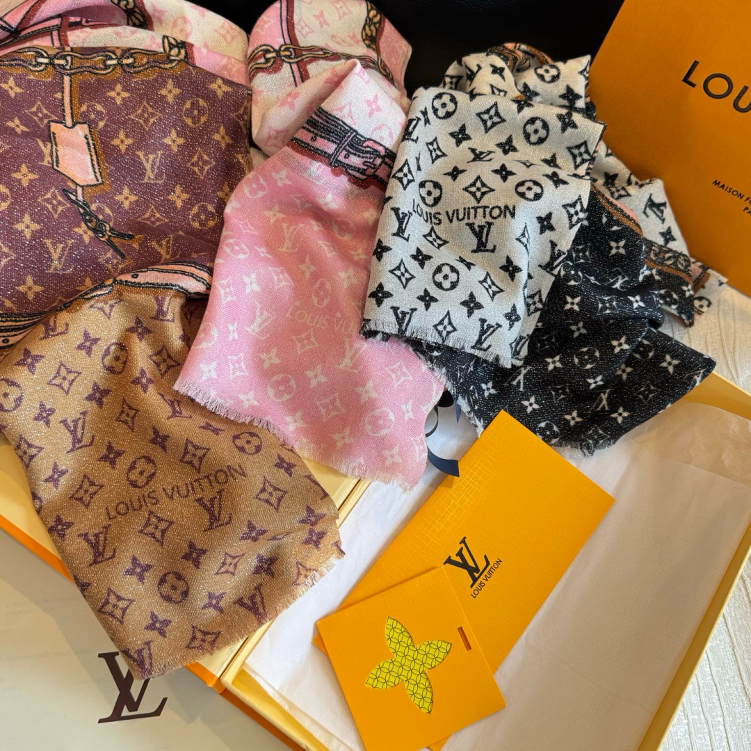 会发光发亮的围巾银丝羊绒长巾✨专柜同步‼️真心赞‼️驴家路易威登经典 Monogram 图案搭配彩色边框