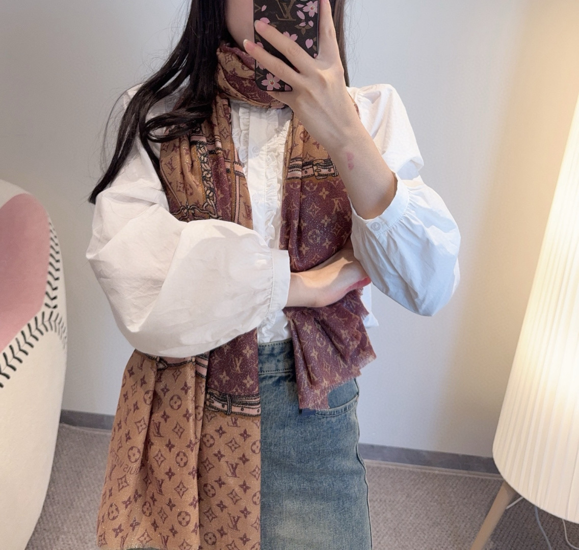 会发光发亮的围巾银丝羊绒长巾✨专柜同步‼️真心赞‼️驴家路易威登经典 Monogram 图案搭配彩色边框