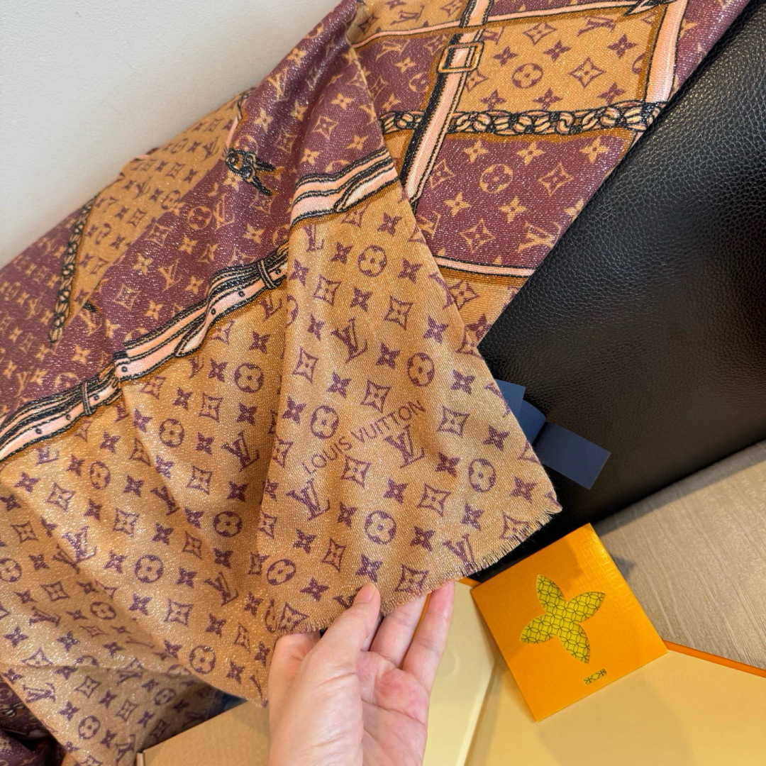 会发光发亮的围巾银丝羊绒长巾✨专柜同步‼️真心赞‼️驴家路易威登经典 Monogram 图案搭配彩色边框