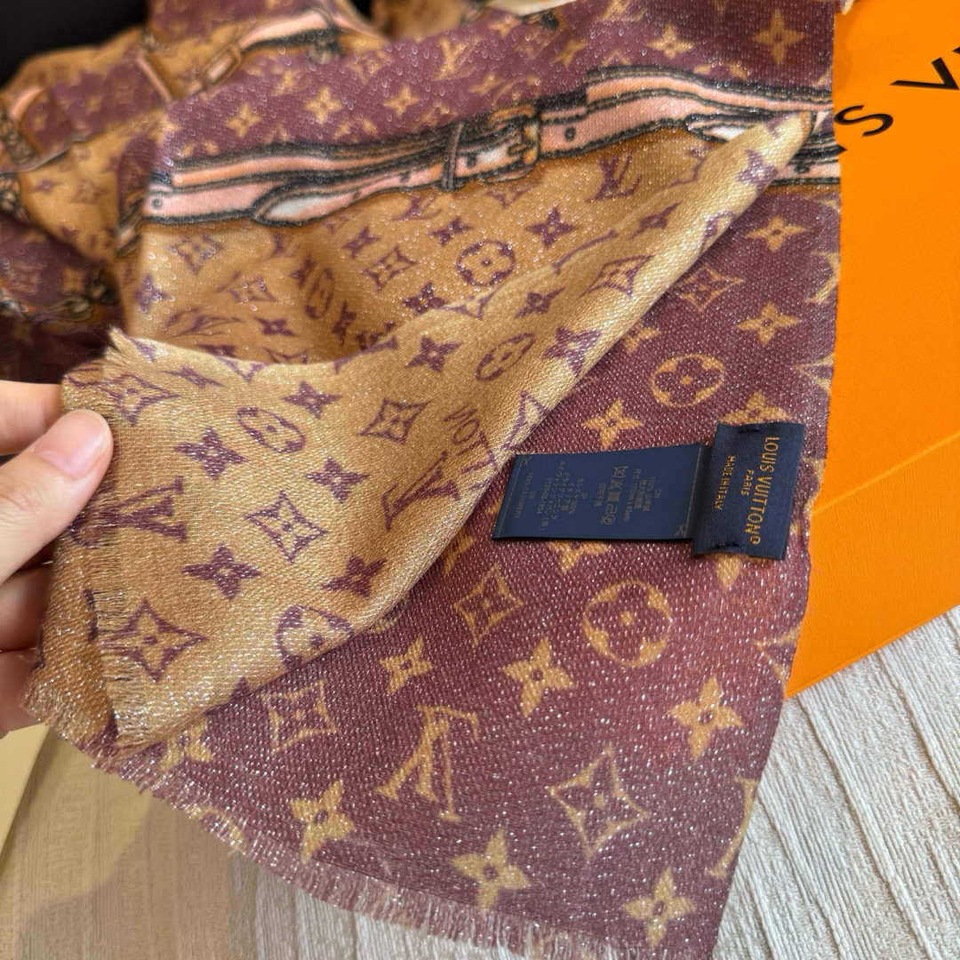会发光发亮的围巾银丝羊绒长巾✨专柜同步‼️真心赞‼️驴家路易威登经典 Monogram 图案搭配彩色边框