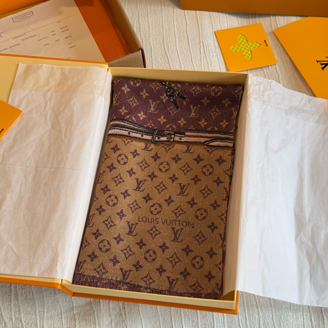 会发光发亮的围巾银丝羊绒长巾✨专柜同步‼️真心赞‼️驴家路易威登经典 Monogram 图案搭配彩色边框