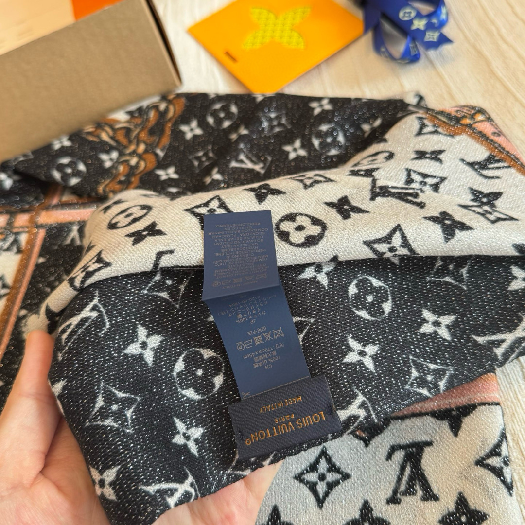 会发光发亮的围巾银丝羊绒长巾✨专柜同步‼️真心赞‼️驴家路易威登经典 Monogram 图案搭配彩色边框
