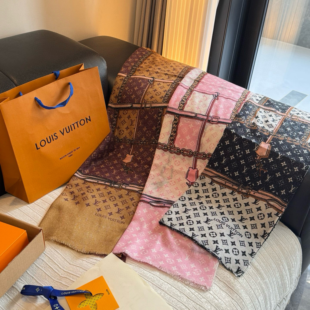 会发光发亮的围巾银丝羊绒长巾✨专柜同步‼️真心赞‼️驴家路易威登经典 Monogram 图案搭配彩色边框