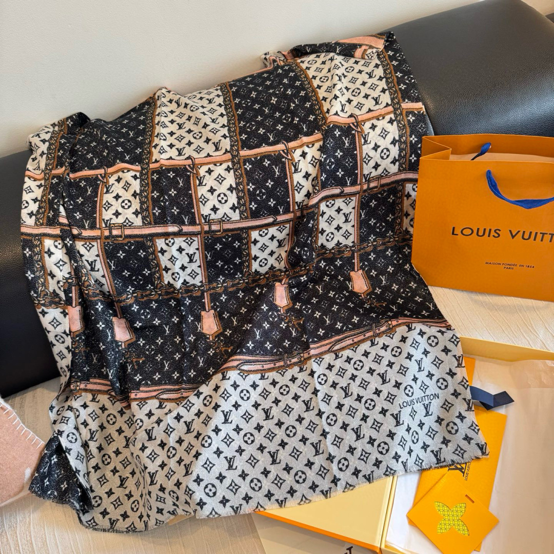 会发光发亮的围巾银丝羊绒长巾✨专柜同步‼️真心赞‼️驴家路易威登经典 Monogram 图案搭配彩色边框