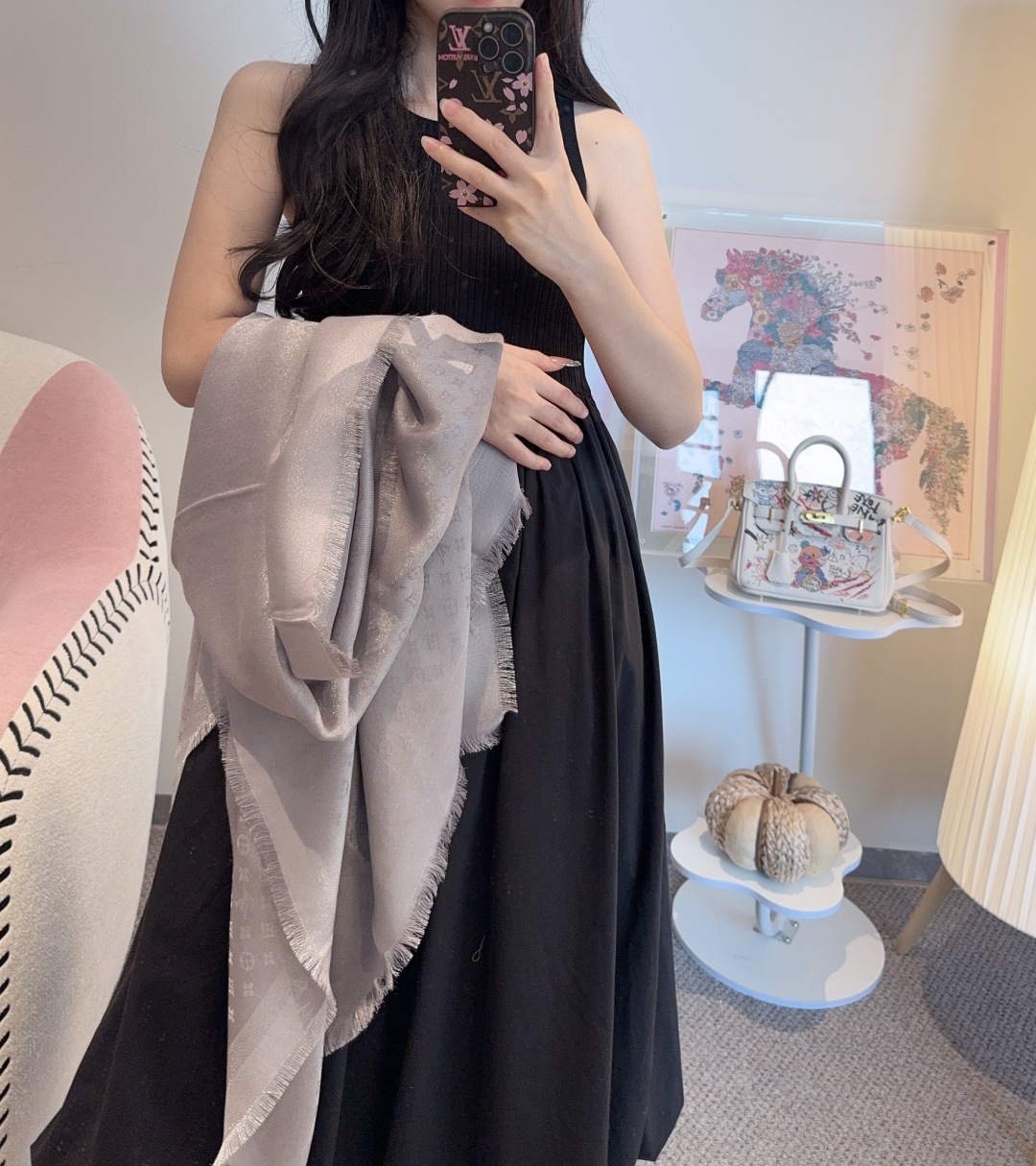 全新 Petit Louis 披肩以提花工艺和双色纱线织就 Monogram 图案。轻软丝绒混纺裁出小幅