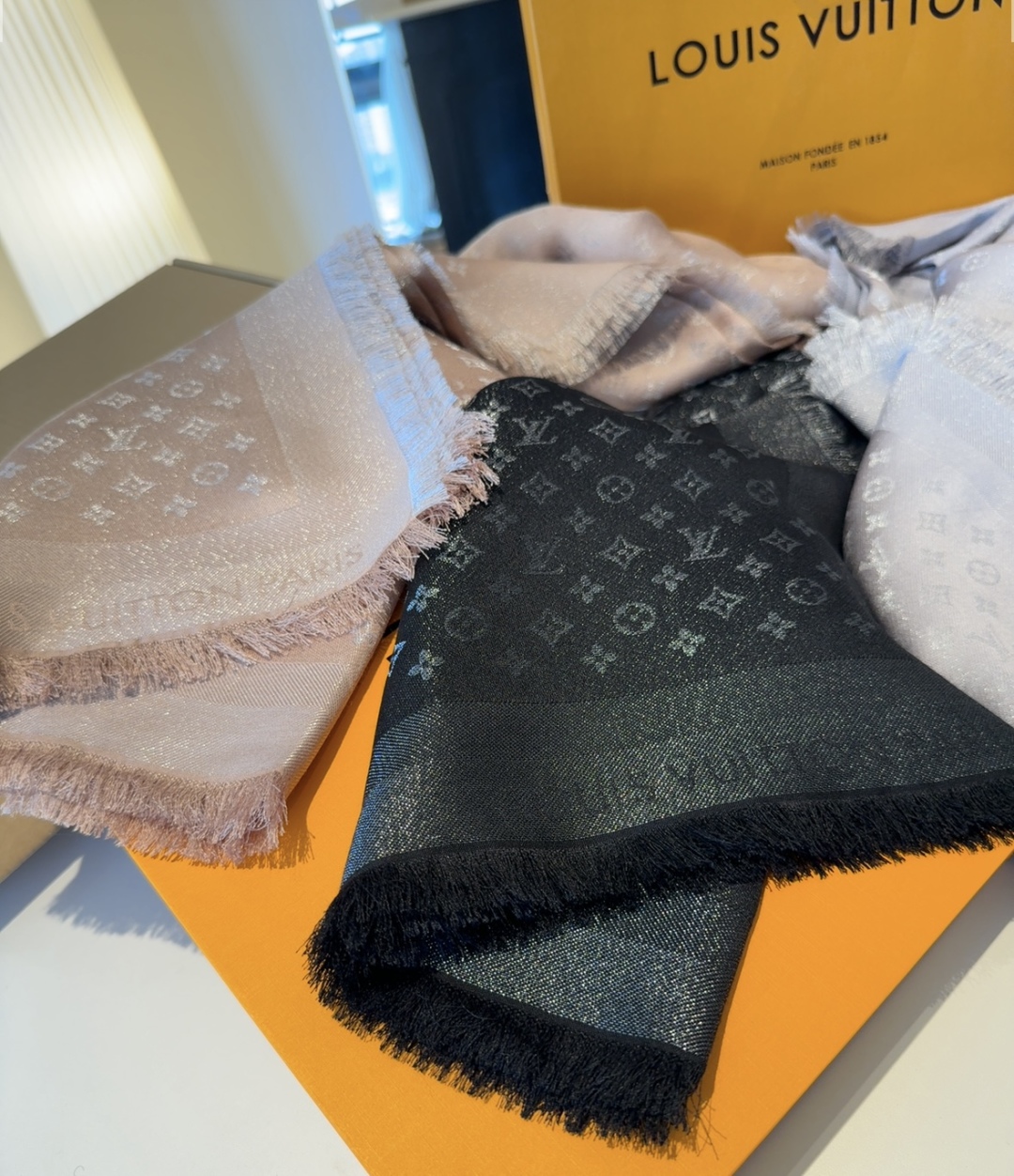 全新 Petit Louis 披肩以提花工艺和双色纱线织就 Monogram 图案。轻软丝绒混纺裁出小幅