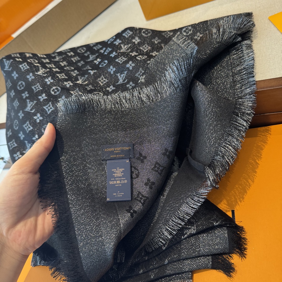 全新 Petit Louis 披肩以提花工艺和双色纱线织就 Monogram 图案。轻软丝绒混纺裁出小幅