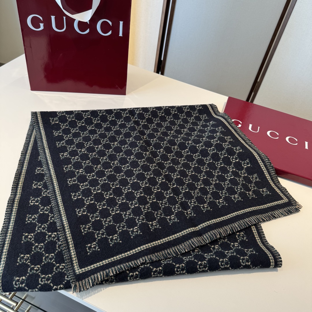 𝐆𝐆风格字母 180*47cm.100%羊毛 饰以经典的 GG 图案，该图案灵感源自最初的 Gucci 