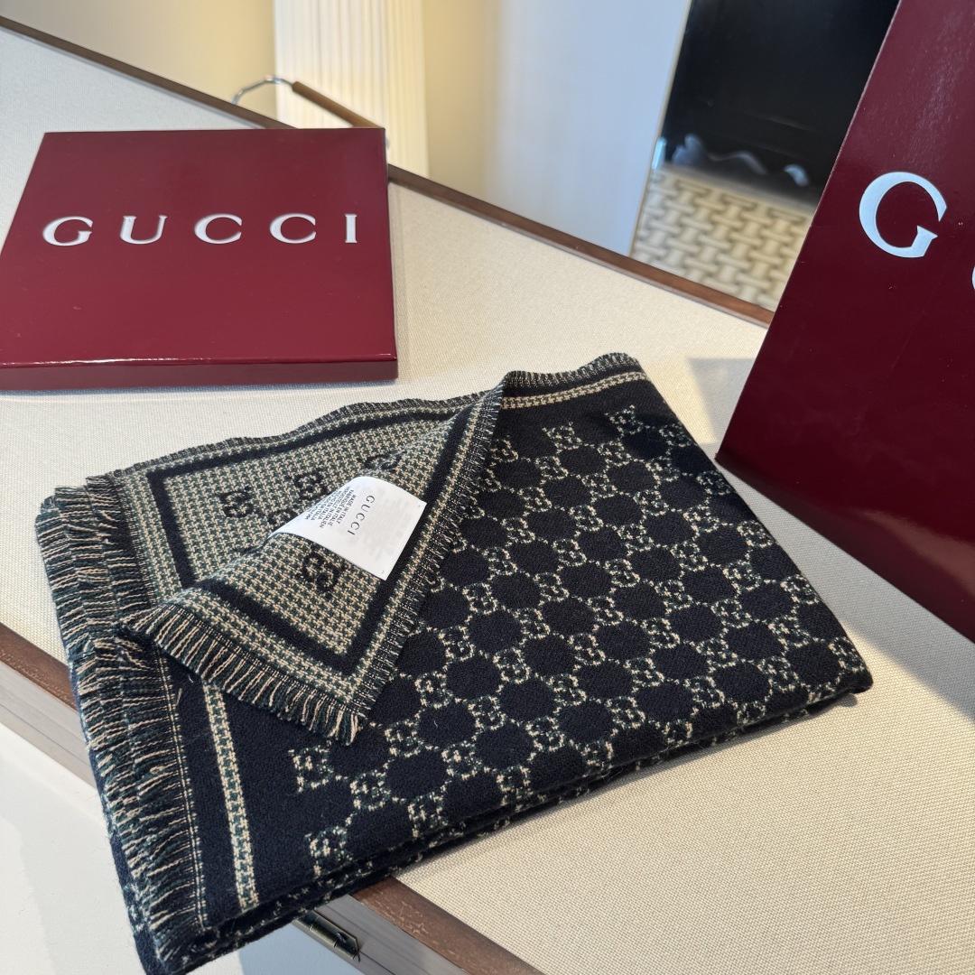 𝐆𝐆风格字母 180*47cm.100%羊毛 饰以经典的 GG 图案，该图案灵感源自最初的 Gucci 