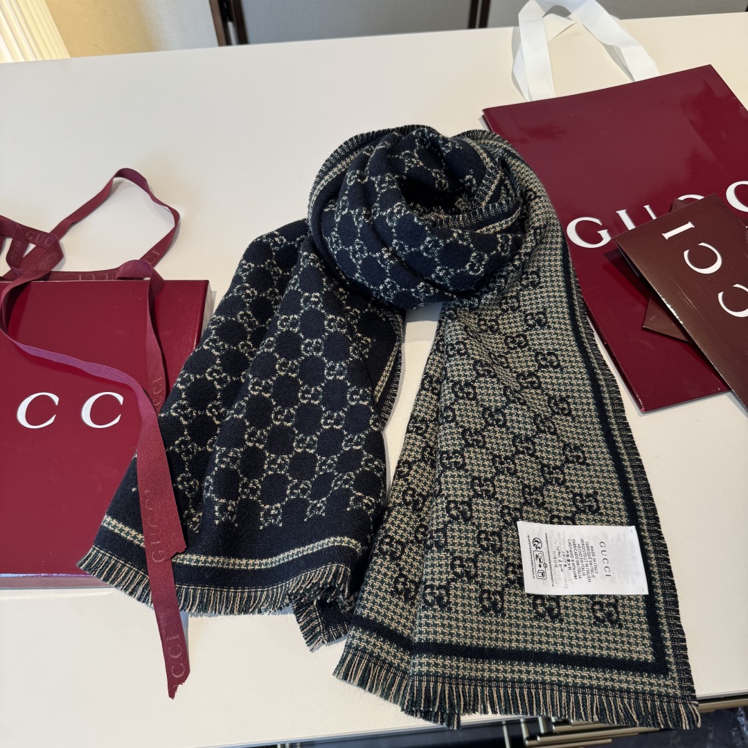 𝐆𝐆风格字母 180*47cm.100%羊毛 饰以经典的 GG 图案，该图案灵感源自最初的 Gucci 