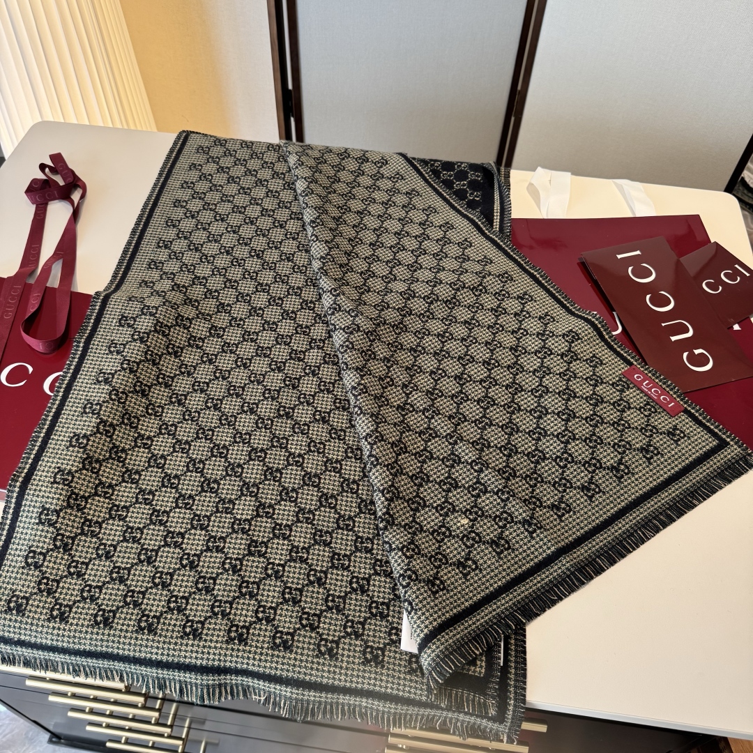 𝐆𝐆风格字母 180*47cm.100%羊毛 饰以经典的 GG 图案，该图案灵感源自最初的 Gucci 
