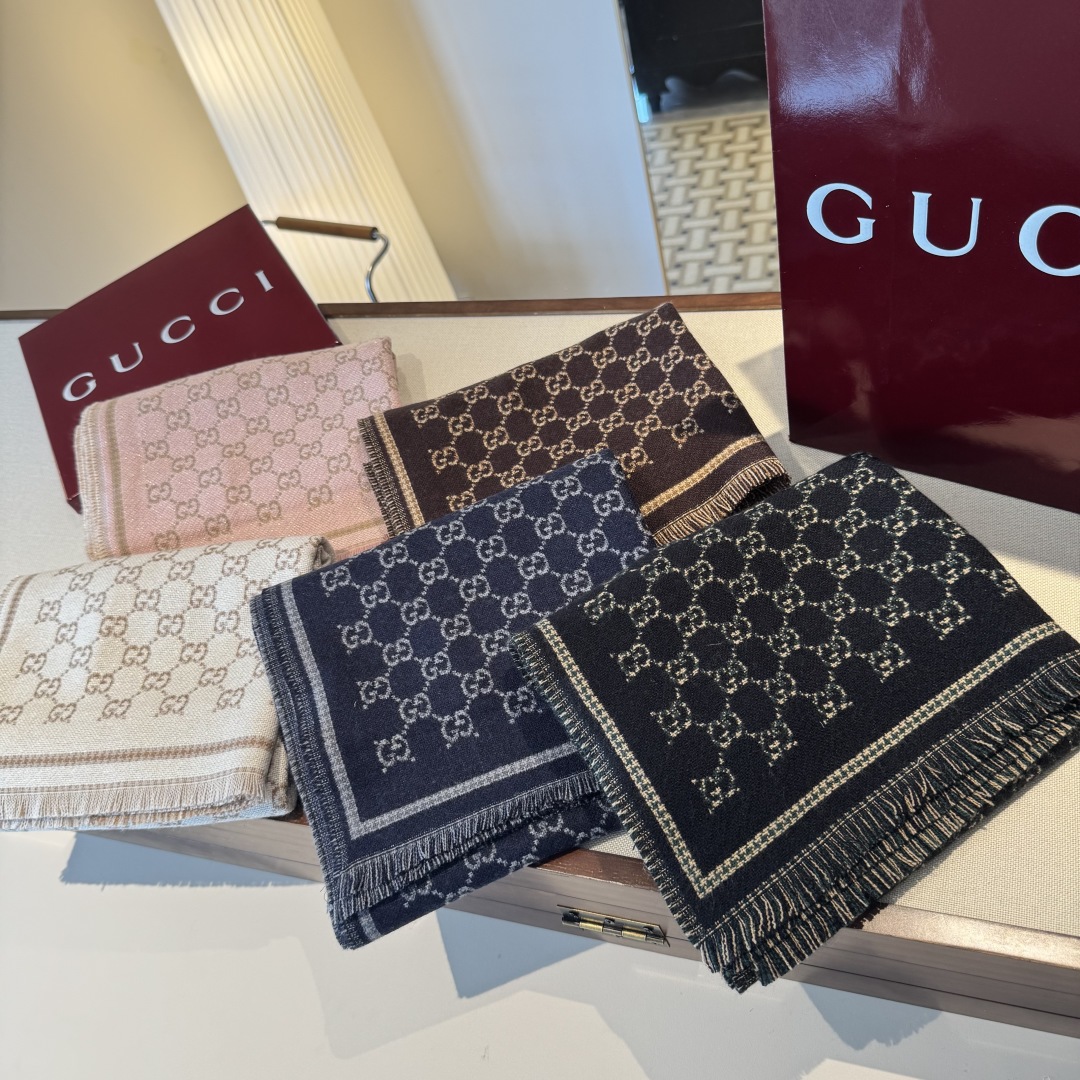 𝐆𝐆风格字母 180*47cm.100%羊毛 饰以经典的 GG 图案，该图案灵感源自最初的 Gucci 