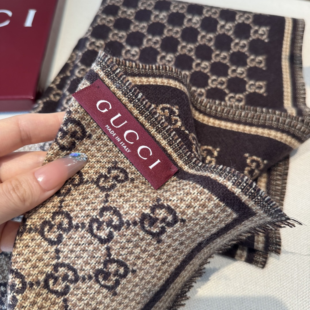 𝐆𝐆风格字母 180*47cm.100%羊毛 饰以经典的 GG 图案，该图案灵感源自最初的 Gucci 