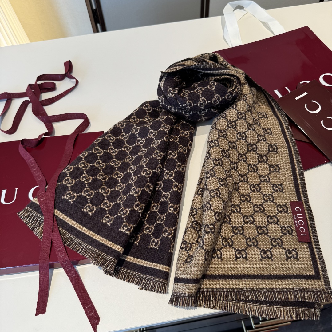 𝐆𝐆风格字母 180*47cm.100%羊毛 饰以经典的 GG 图案，该图案灵感源自最初的 Gucci 