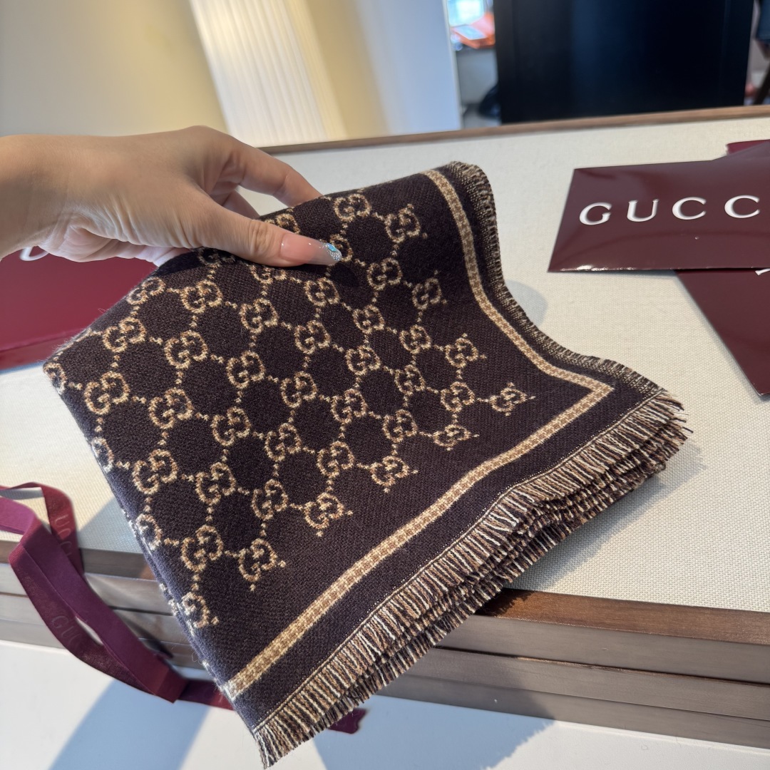 𝐆𝐆风格字母 180*47cm.100%羊毛 饰以经典的 GG 图案，该图案灵感源自最初的 Gucci 