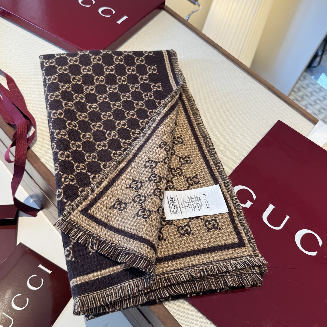 𝐆𝐆风格字母 180*47cm.100%羊毛 饰以经典的 GG 图案，该图案灵感源自最初的 Gucci 