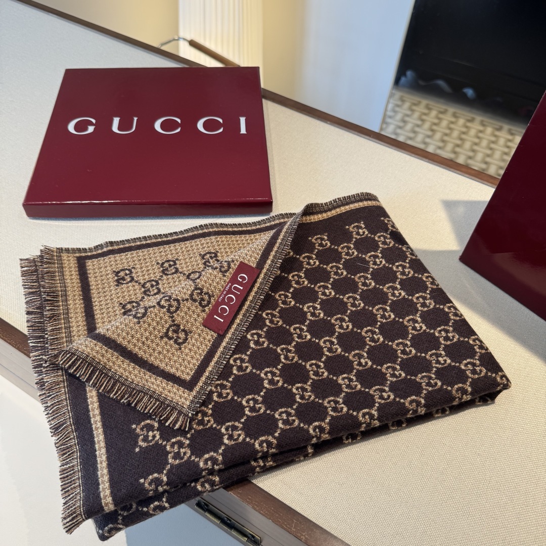 𝐆𝐆风格字母 180*47cm.100%羊毛 饰以经典的 GG 图案，该图案灵感源自最初的 Gucci 