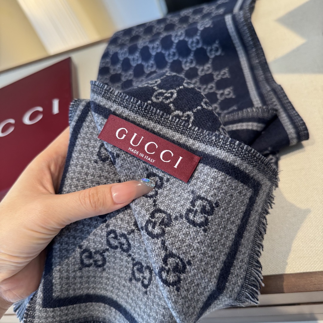 𝐆𝐆风格字母 180*47cm.100%羊毛 饰以经典的 GG 图案，该图案灵感源自最初的 Gucci 