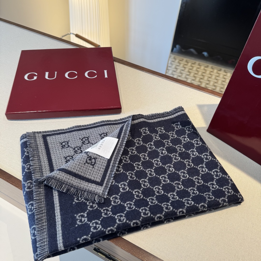 𝐆𝐆风格字母 180*47cm.100%羊毛 饰以经典的 GG 图案，该图案灵感源自最初的 Gucci 