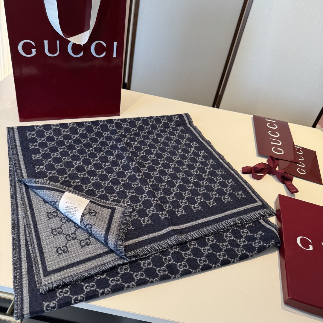 𝐆𝐆风格字母 180*47cm.100%羊毛 饰以经典的 GG 图案，该图案灵感源自最初的 Gucci 