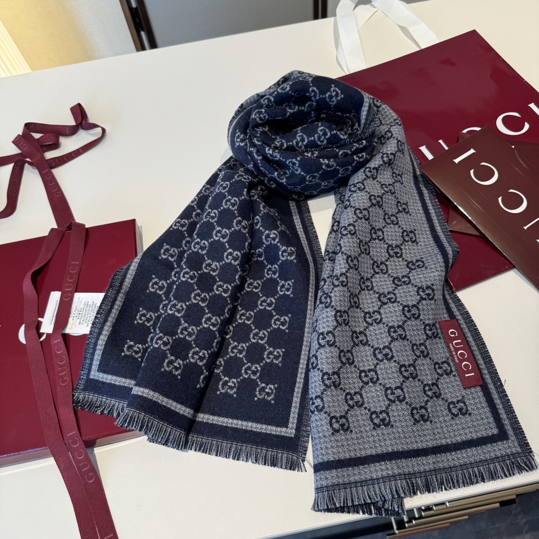 𝐆𝐆风格字母 180*47cm.100%羊毛 饰以经典的 GG 图案，该图案灵感源自最初的 Gucci 