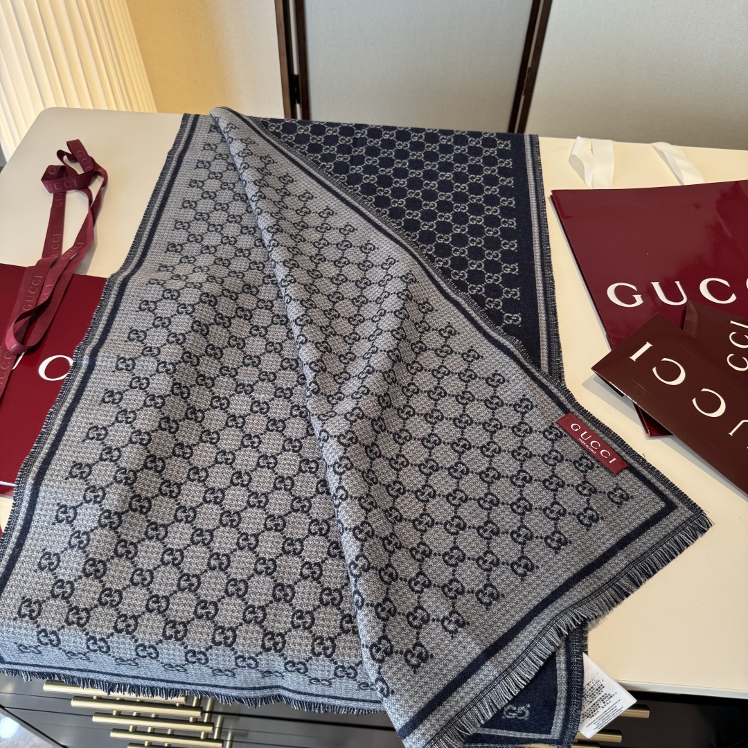 𝐆𝐆风格字母 180*47cm.100%羊毛 饰以经典的 GG 图案，该图案灵感源自最初的 Gucci 