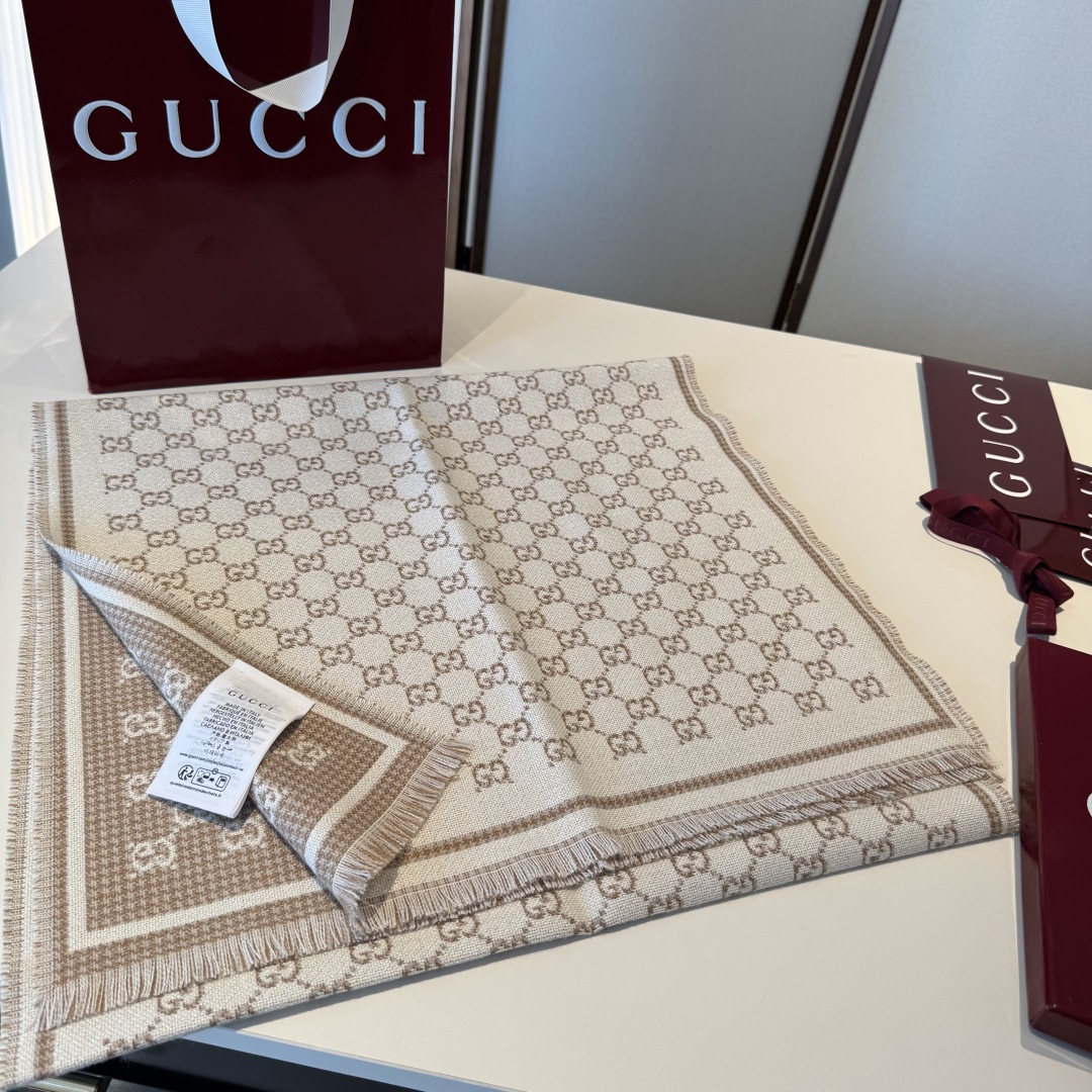 𝐆𝐆风格字母 180*47cm.100%羊毛 饰以经典的 GG 图案，该图案灵感源自最初的 Gucci 