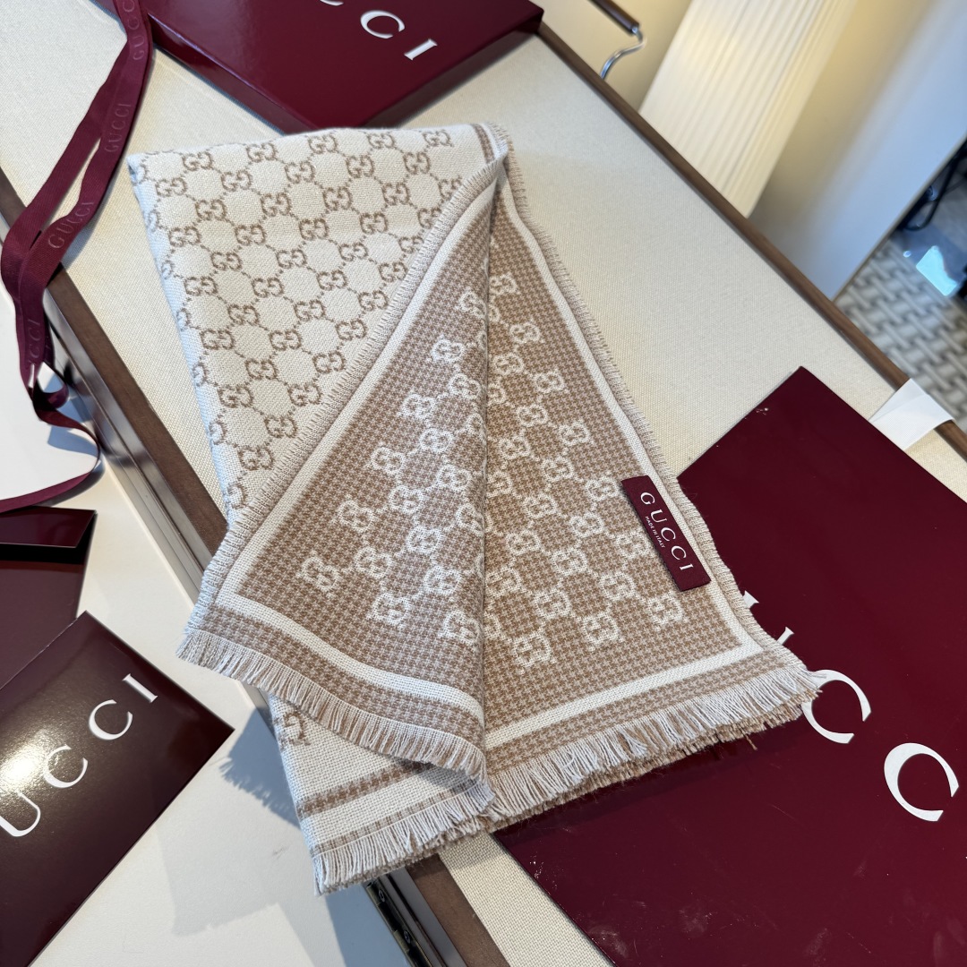 𝐆𝐆风格字母 180*47cm.100%羊毛 饰以经典的 GG 图案，该图案灵感源自最初的 Gucci 